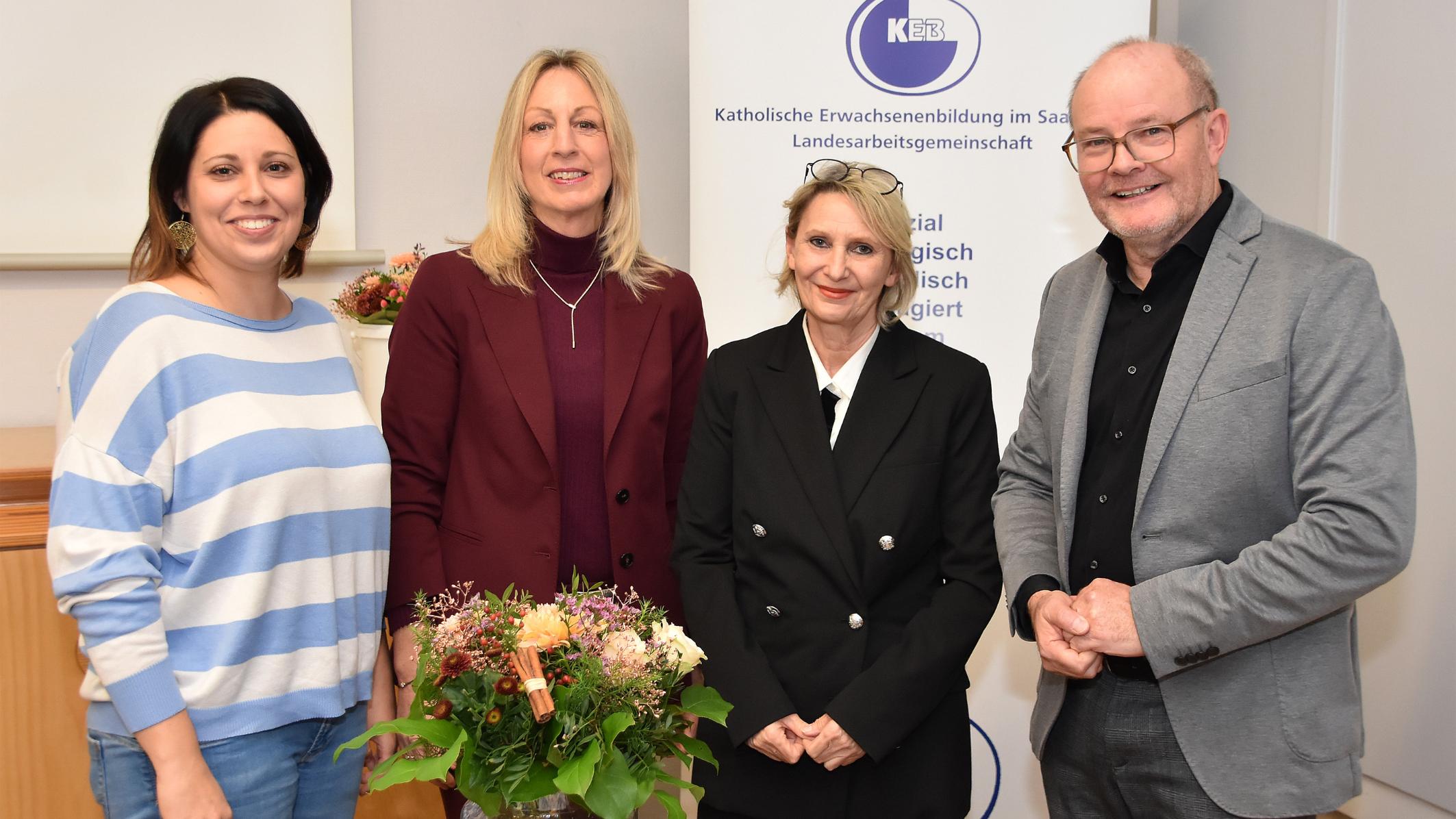 Das neue Team der KEB Saar (v.l.n.r.): Nina Andres-Reindorf; neue stellvertretende Vorsitzende; Stefanie Oberbillig; neue Vorsitzende; Anne Schuler; wiedergewählte stellvertretende Vorsitzende und Ralf Dewald; Studienleiter der KEB Saar;